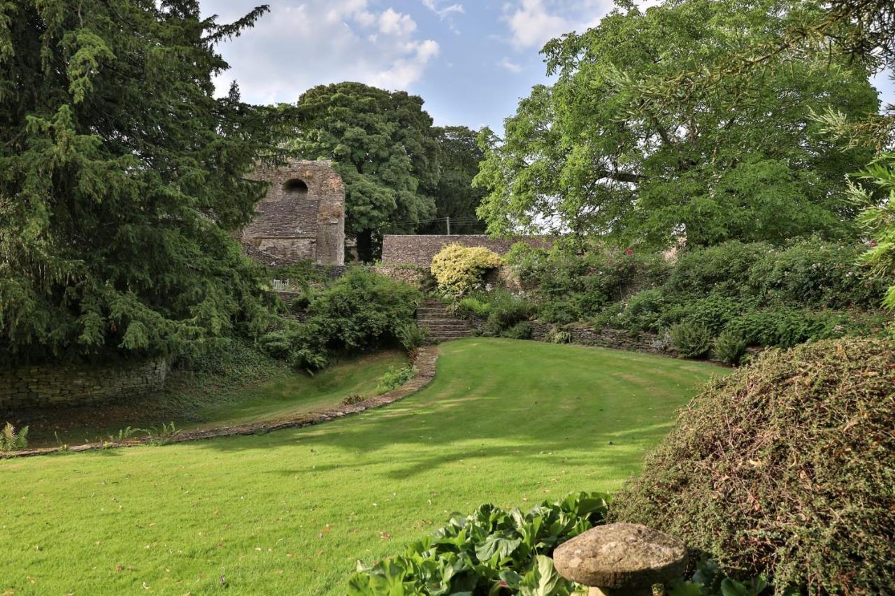 Villa The Butlers Bungalow Beverston Castle Tetbury Exterior foto